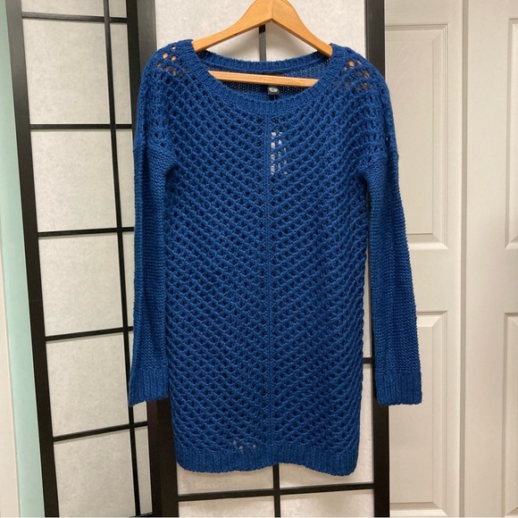 NWT RUE 21 size M Open crocheted sweater. Cobalt blue. - Picture 2 of 12
